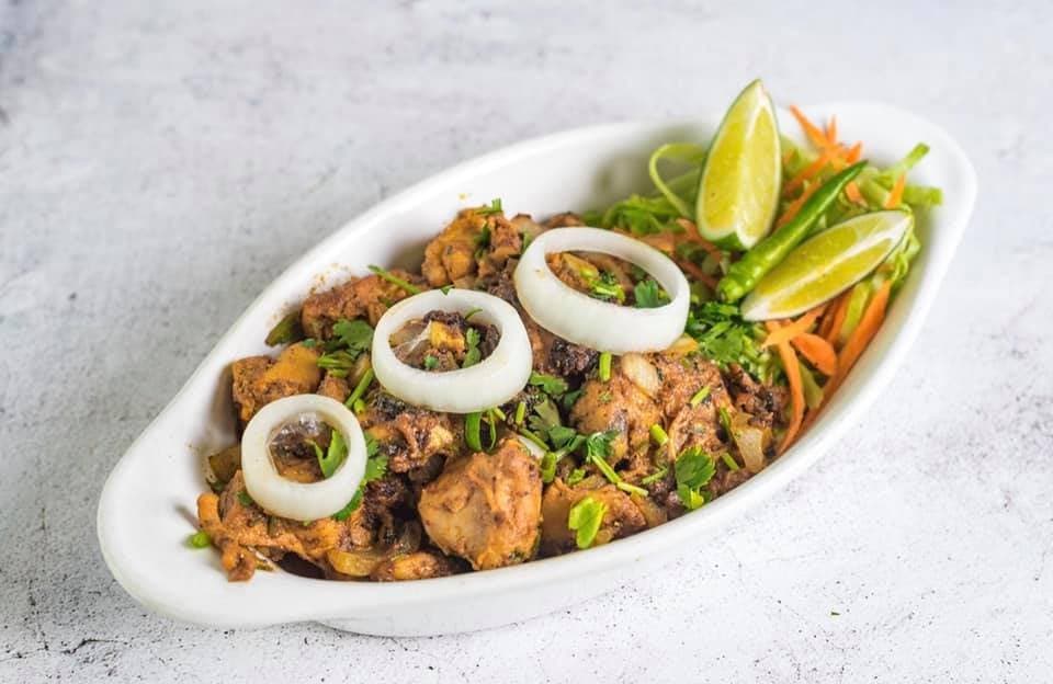 <b>Dharani Express</b>
<br>Dirección: 3281 Avent Ferry Rd Ste 117 Raleigh, NC 27606
<br>Teléfono: (919) 821-7991
<br>Sitio web: 
<a href="https://www.dharaniexpressnc.com/">https://www.dharaniexpressnc.com/</a> 
<br>
<b><a href="https://www.yelp.com/map/dharani-express-raleigh">Cómo llegar</a></b>
<br>
<br>Un usuario de Yelp dijo: “¡Comida maravillosa! Ordene (platillos) picantes porque los medio no lo son tanto”.