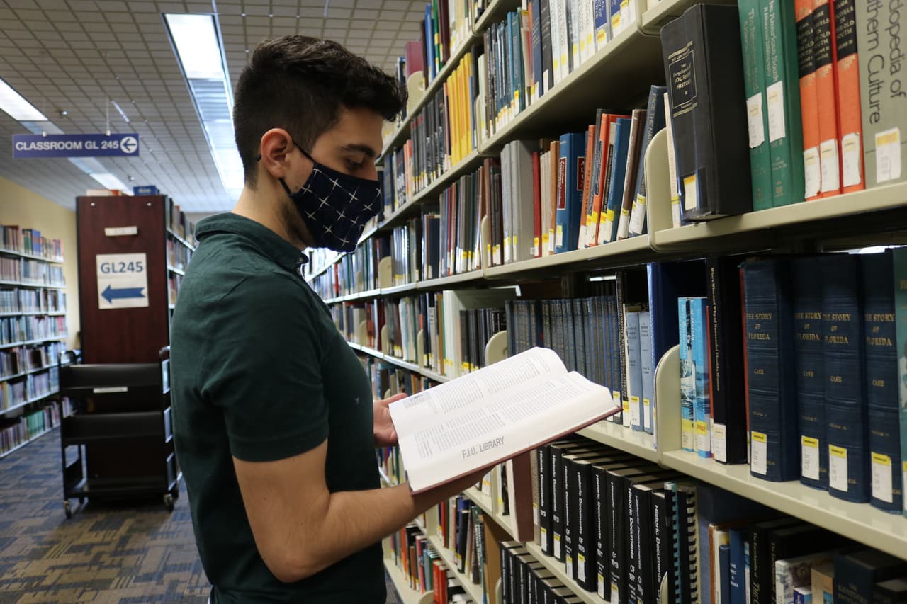 Miles de estudiantes de 
<a href="https://www.fiu.edu/" target="_blank">FIU</a> aprovechan la valiosa colección de libros y artículos académicos que ofrece la '
<a href="https://library.fiu.edu/" target="_blank">Steven and Dorothea Green Library</a>' .