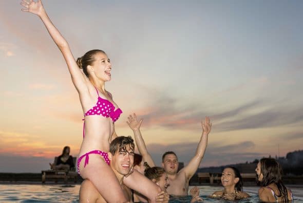 Una pool party diferente. Con tu piscina como escenario, organiza juegos en equipos como carreras de relevos, una búsqueda del tesoro acuática y Marco Polo.