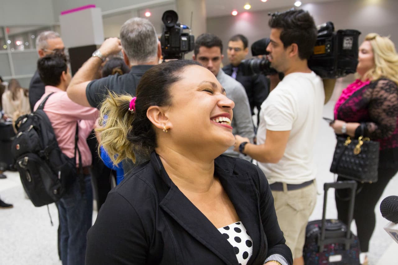 Tras meses varados en Colombia a la espera de una visa que les permitiera viajar a EEUU, algunos, como la odontóloga Taimir, no podían parar de sonreír al llegar a Miami. Ella también desertó de una misión en Venezuela y ahora su sueño es poderse realizar como profesional para mejorar y ayudar a su familia en Cuba.