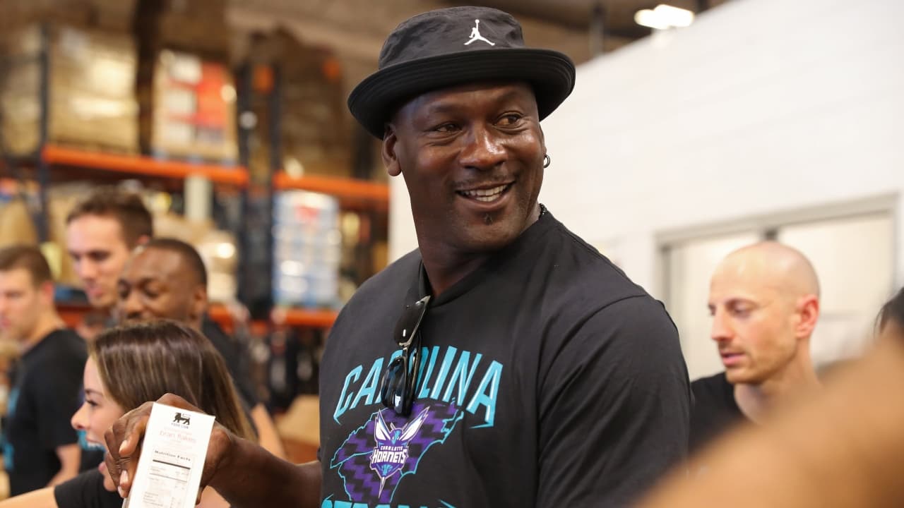 Michael Jordan dona $1.1 millones a la escuela secundaria de la que se graduó en Carolina del Norte