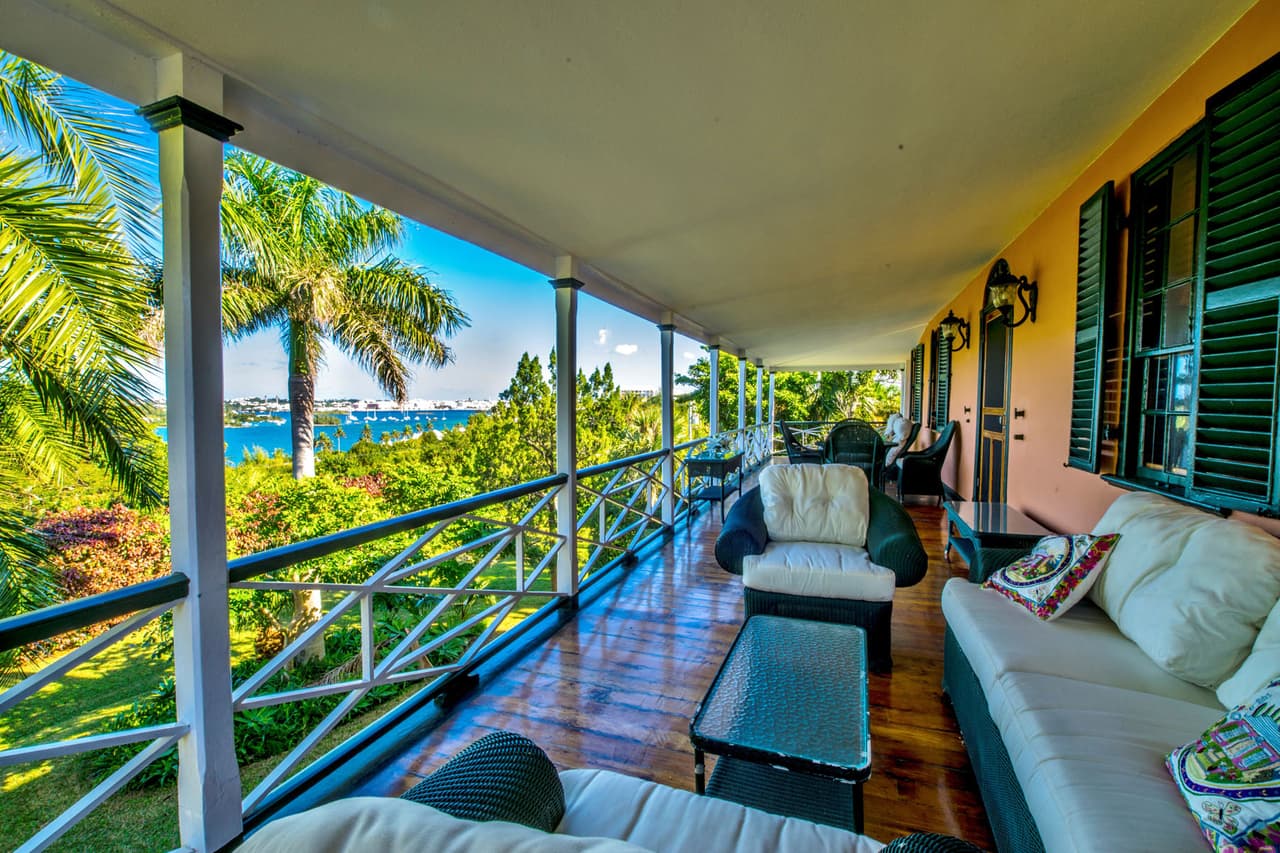 También cuenta con una casa de huéspedes de dos pisos una pequeña casa para el personal que cuenta con dos habitaciones. Otro de los edificios que conforman este complejo es un departamento de una habitación.
<br>
<br>