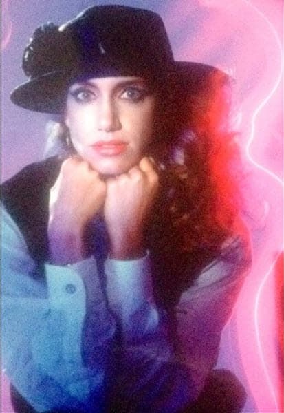 A finales de los ochentas también había otro tipo de tendencia, donde la mezclilla era la protagonista, aquí vemos a Lili con una blusa azul y chaleco negro, además con un sombrero con flores que estuvieron muy de moda entre 1989 y 1995.