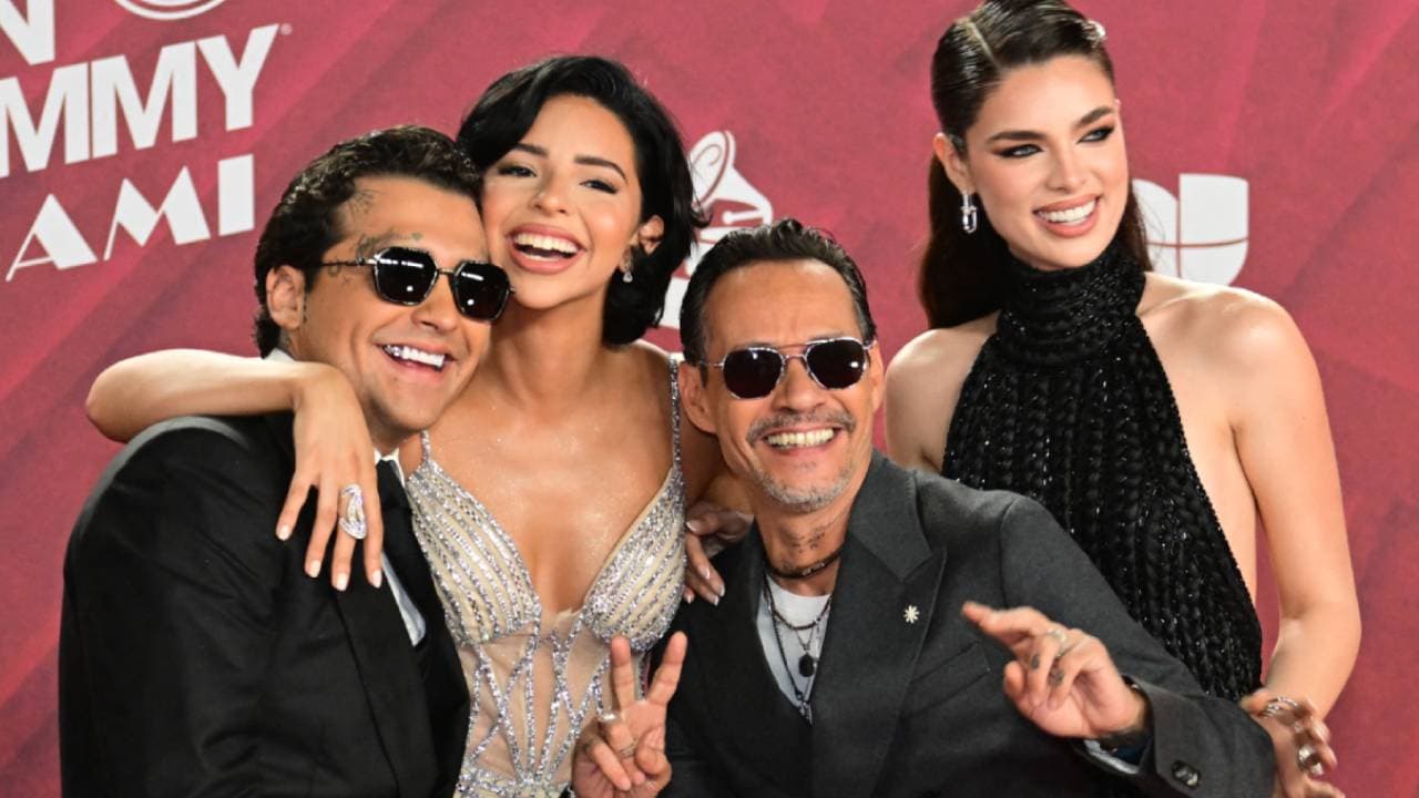 La alfombra roja de los Latin GRAMMY 2024 se engalana con los espectaculares looks de las celebridades