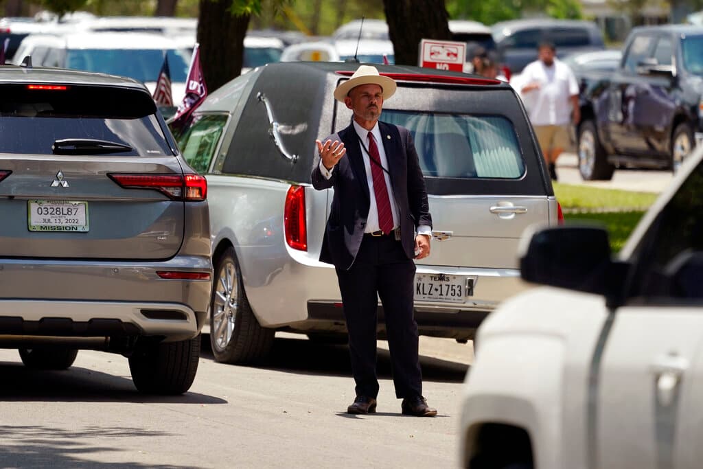 El tráfico se dirige al funeral de José Flores Jr. en la Iglesia Católica del Sagrado Corazón.
