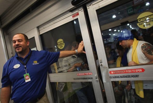 Como cada Viernes Negro las tiendas se llenaron de miles de personas con una sola intención: comprar a los mejores precios. Sin embargo, no todo fue color de rosa para los compradores ya que también hubo algunos accidentes violentos.