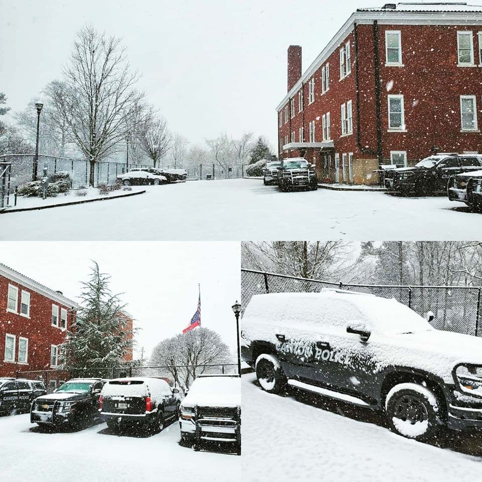 La Policía de Canton dijo que sus vehículos todo terreno están trabajando para ayudar en personas varadas y para atender accidentes.