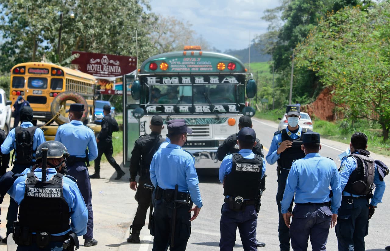 Antes de llegar a la frontera, en el lado hondureño, había tres puestos de control donde las autoridades revisaban los documentos de los migrantes, sobre todo de aquellos que viajaban con niños. En el lado guatemalteco, había varios retenes militares más. Los que lograron avanzar hasta Corinto no pudieron pasar por la aduana al no llevar la prueba del
<a href="https://www.univision.com/temas/covid-19-enfermedad">covid-19</a> y unos pocos pudieron cruzar la frontera, legalmente o por puntos ciegos. Los demás tuvieron que volver.