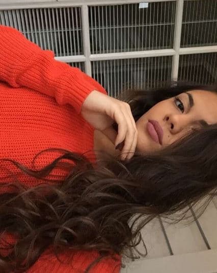 A Megamy le gusta llevar el pelo suelto y al natural.