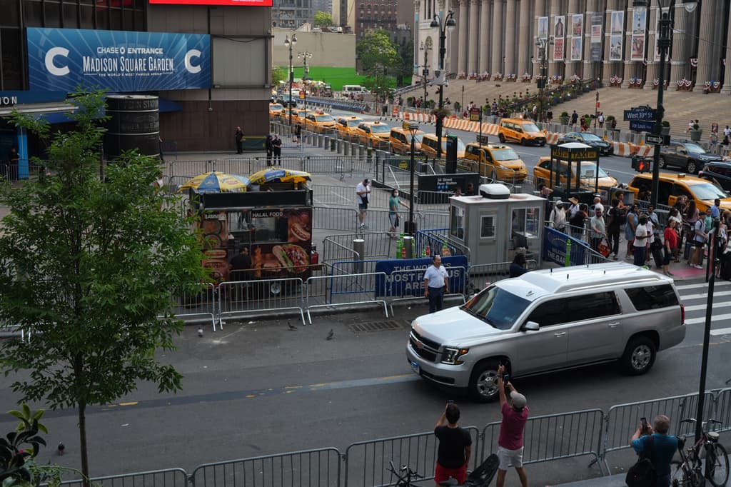 Un camión que, según se cree, transporta a la cantante Taylor Swift llega al Madison Square Garden antes de la boda.