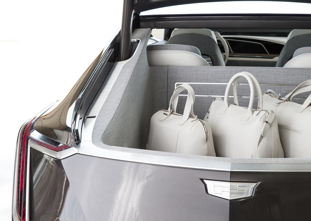 Es válido contrastar el diseño del 
<b>Escala</b> con los vehículos de producción del fabricante, más allá de su naturaleza conceptual. Sin olvidar su ADN, 
<b>Cadillac</b> inyectó 
<b>nuevas líneas estéticas </b>en este prototipo, más sutiles y finas, diferentes a las terminaciones rectas de modelos como 
<b><a href="http://www.univision.com/noticias/cadillac/imagenes-del-cadillac-xt5-2017-fotos">XT5 2017</a> </b>o el 
<a href="http://www.univision.com/noticias/cadillac/cadillac-ats-coupe-2015-fotos"><b>ATS Coupé 2015</b></a>, por mencionar dos casos. El fabricante asegura que el nuevo diseño será parte de sus próximos lanzamientos.