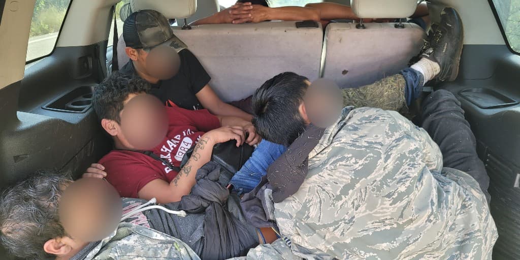 Los agentes de la estación de Sonoita detuvieron el vehículo cerca de Patagonia, Arizona. Arrestaron al conductor y a ocho ciudadanos mexicanos que se encontraban escondidos en el vehículo.
<br>