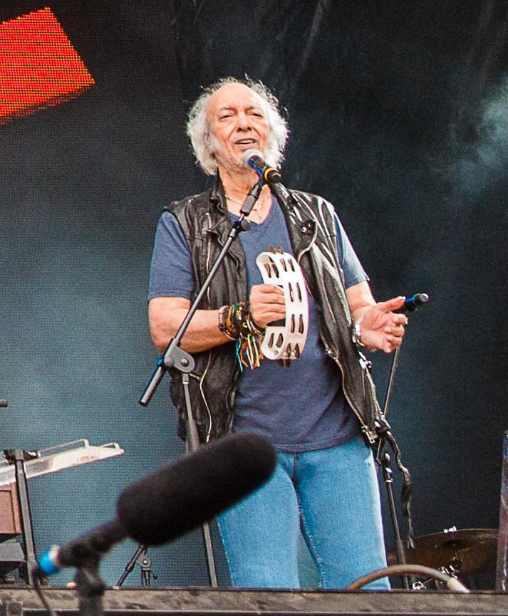 Más tarde se concentró en los sones populares y en las baladas en su lengua nativa, pero nunca olvidó sus raíces rocanroleras ni descuidó otras propuestas sonoras.