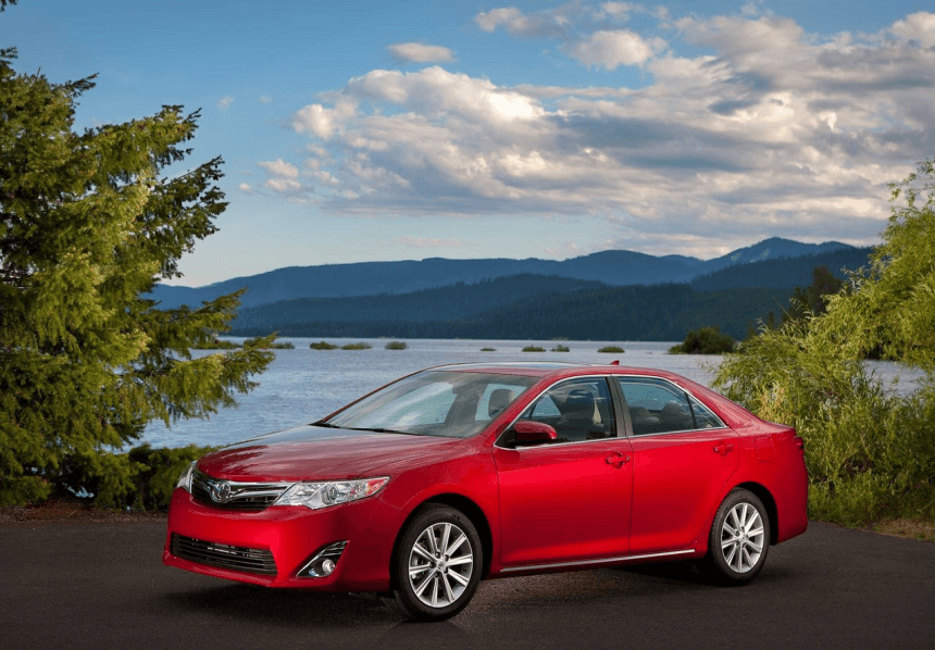 <b>5. <u>Toyota Camry 2016</u>.</b>
<br>El Camry es el auto de pasajeros más vendido en EEUU y el quinto más robado del 2016 con 16,732 unidades desaparecidas. el sedán mediano de Toyota fue completamente rediseñado para 2018 y la nueva generación ya se encuentra a la venta. ¿Será igual de popular que su predecesora con los amigos de los ajeno?
