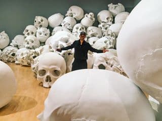 <b>10. Rey de calaveras.</b> La impresionante obra de Ron Mueck (100 calaveras de 5 pies de altura cada una) provocó este divertido mensaje de parte de Smith: "Todavía no logro comprender por qué esta exhibición me habla tan fuerte?".