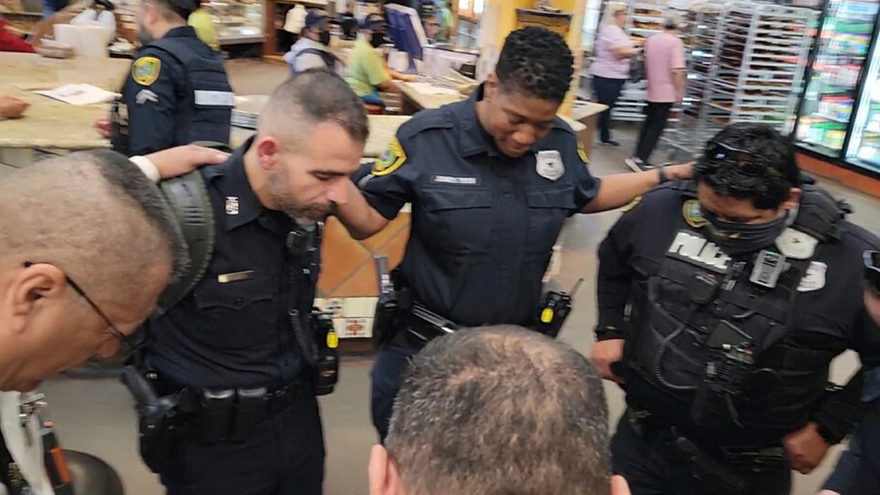 Un pastor de una iglesia que estaba viendo el programa "Comunidad y Confianza”, acudió a la panadería para ofrecer una oración a los oficiales de la policía de Houston.