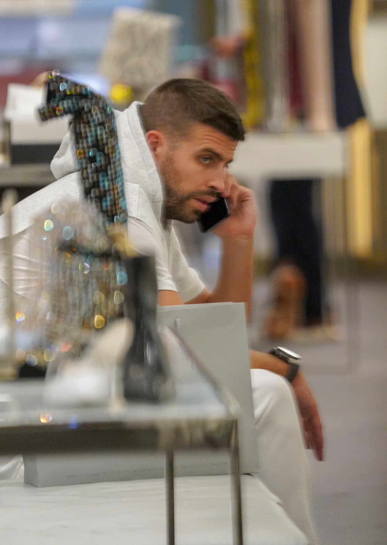 El defensa del Barcelona hizo varias llamadas, buscando conseguir el regalo perfecto.