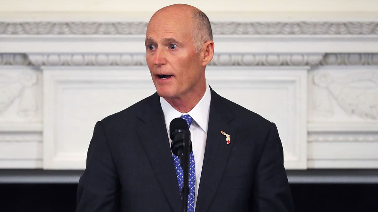 El gobernador de Florida firma la ley que restringe el acceso a las armas de fuego y la NRA demanda al estado