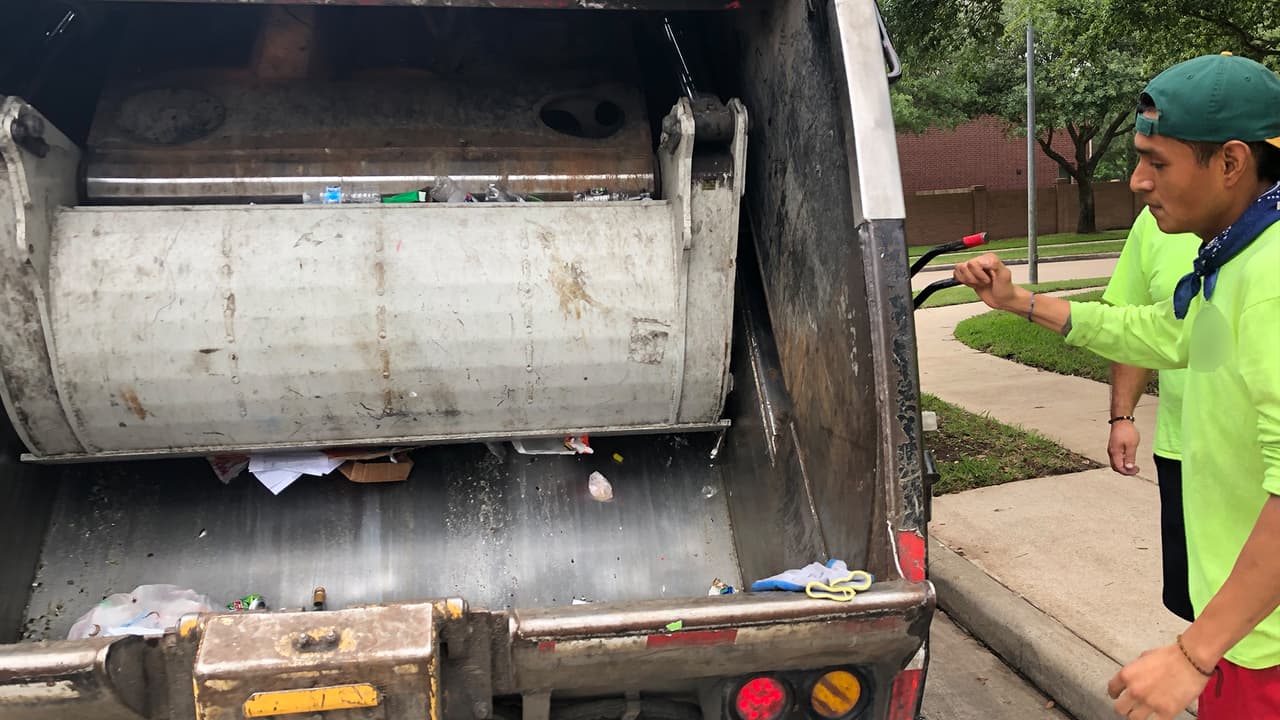 “Este es un trabajo esencial no podemos dejar la basura de los clientes afuera, obviamente debemos mantener todo limpio por la salud de todos”, indicó Grajales quien ha trabajado en esto desde hace 5 años.