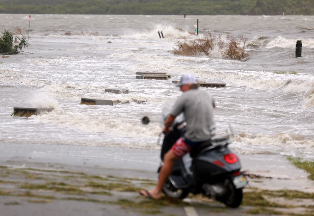 Ni siquiera los motoristas hallaban una forma de cruzar algunas de las calles de Cedar Key.