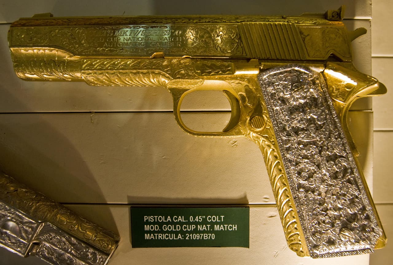 Esta pistola calibre .45 decomisada en 1991 tiene un baño de oro amarillo y cahas en oro blanco con 11 brillantes en un lado y 110 en el otro.
