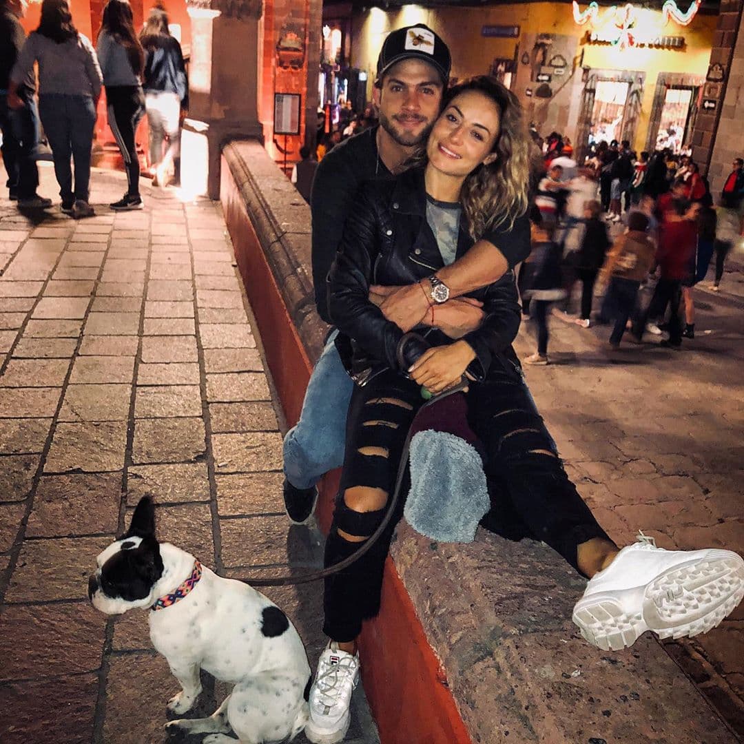 Las especulaciones de un 
<b>romance entre ellos</b>, surgieron cuando asistieron al cumpleaños de Maite Perroni, su compañera en la serie.