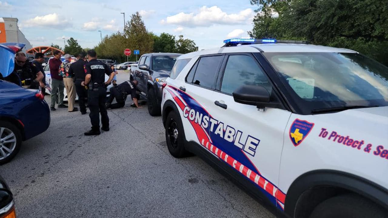 Agentes del precinto 4 del condado Harris arrestaron a los sospechosos en el estacionamiento de un Walmart, ubicado en la cuadra 21100 de la Kuykendahl Road en Spring.