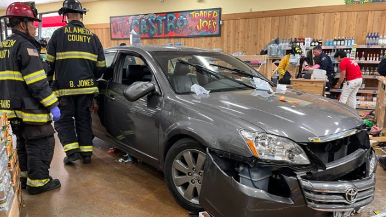 Las imágenes publicadas por el Departamento de Bomberos del Condado de Alameda mostraban un sedán Toyota gris dentro de la tienda, junto a una caja registradora. También se volcaron cajas registradoras, mesas y otros bienes.