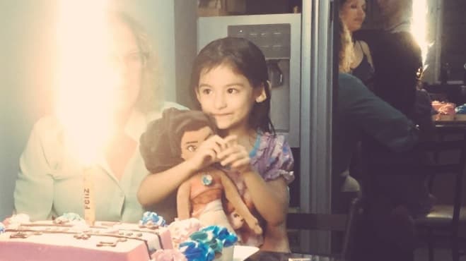 Sara, de 7 años, en uno de sus cumpleaños.