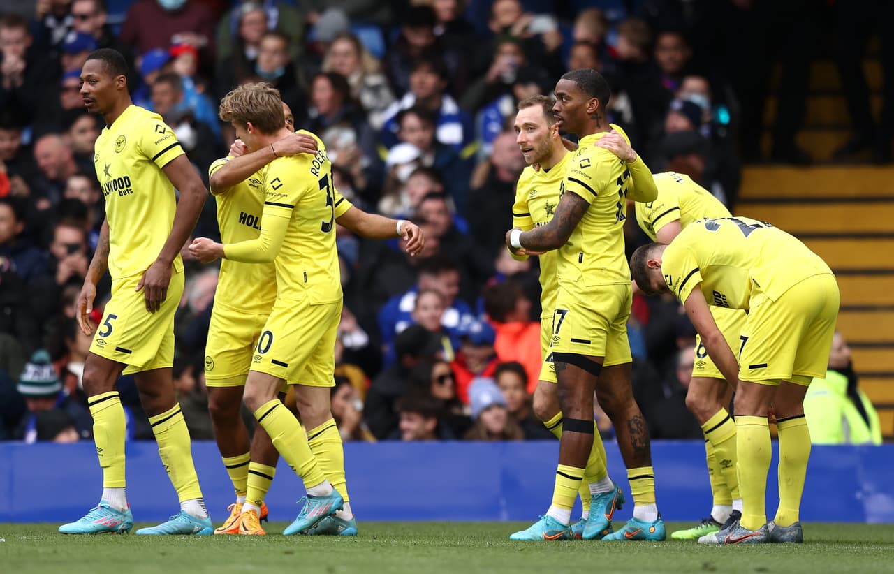 Los fanáticos del Brentford al igual que los jugadores no cabían de felicidad.