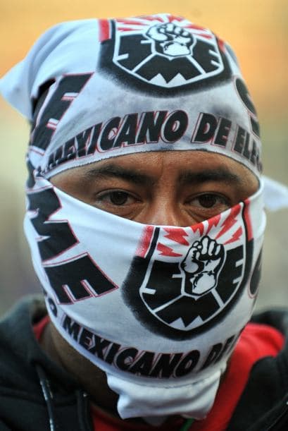 La mayoría de los recursos que recibía LyFC era para las prebendas que se les otorgaba a los trabajadores. Era una de las principales empresas con mayores irregularidades en su operación. Pero el decreto presidencial provocó una serie de movilizaciones por parte de los sindicalizados inconformes que tomaron las calles de la Ciudad de México.