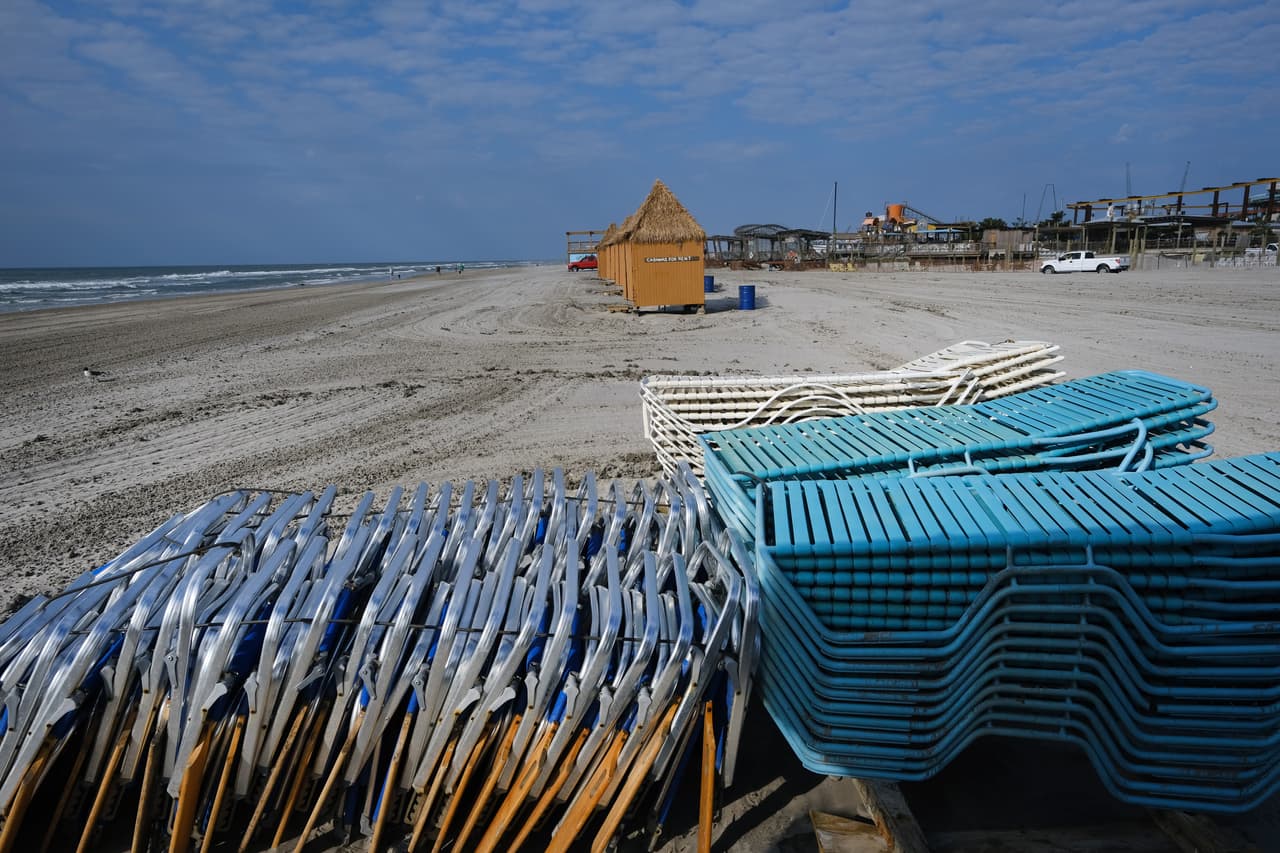 <a href="https://www.wildwoodnj.org/" target="_blank">Wildwood: </a>Esta isla barrera tiene tres ciudades distintas, cada una con sus propias personalidades y ofertas: la ciudad de Wildwood, North Wildwood y Wildwood Crest, que juntas suman cinco millas de playas oceánicas libres extra anchas y de arena suave. Si bien cada municipio tiene su propia patrulla de playa, los horarios son los mismos. Las tres playas son patrulladas diariamente de 10 a.m. a 5:30 p.m. desde el Día de los Caídos hasta el Día del Trabajo. Y el estacionamiento es el mismo. Las tres secciones luchan con esos medidores hambrientos.📍 
<a href="https://www.wildwoodnj.org/" target="_blank">East 26th Street to East Cresse Avenue</a>