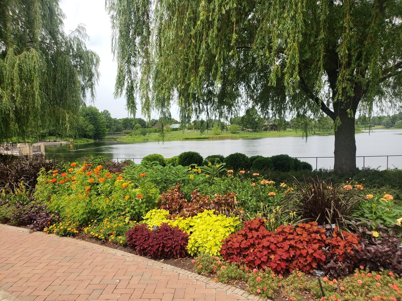 Abierto todo el año para disfrutar de diferentes plantas, flores, cascadas y más.