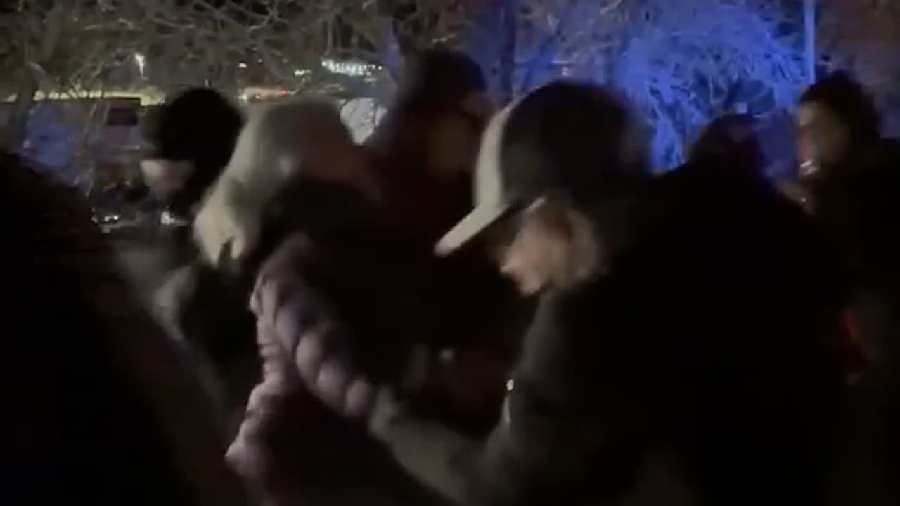 En video: agente federal jala del cabello y avienta al piso a una manifestante de 57 años