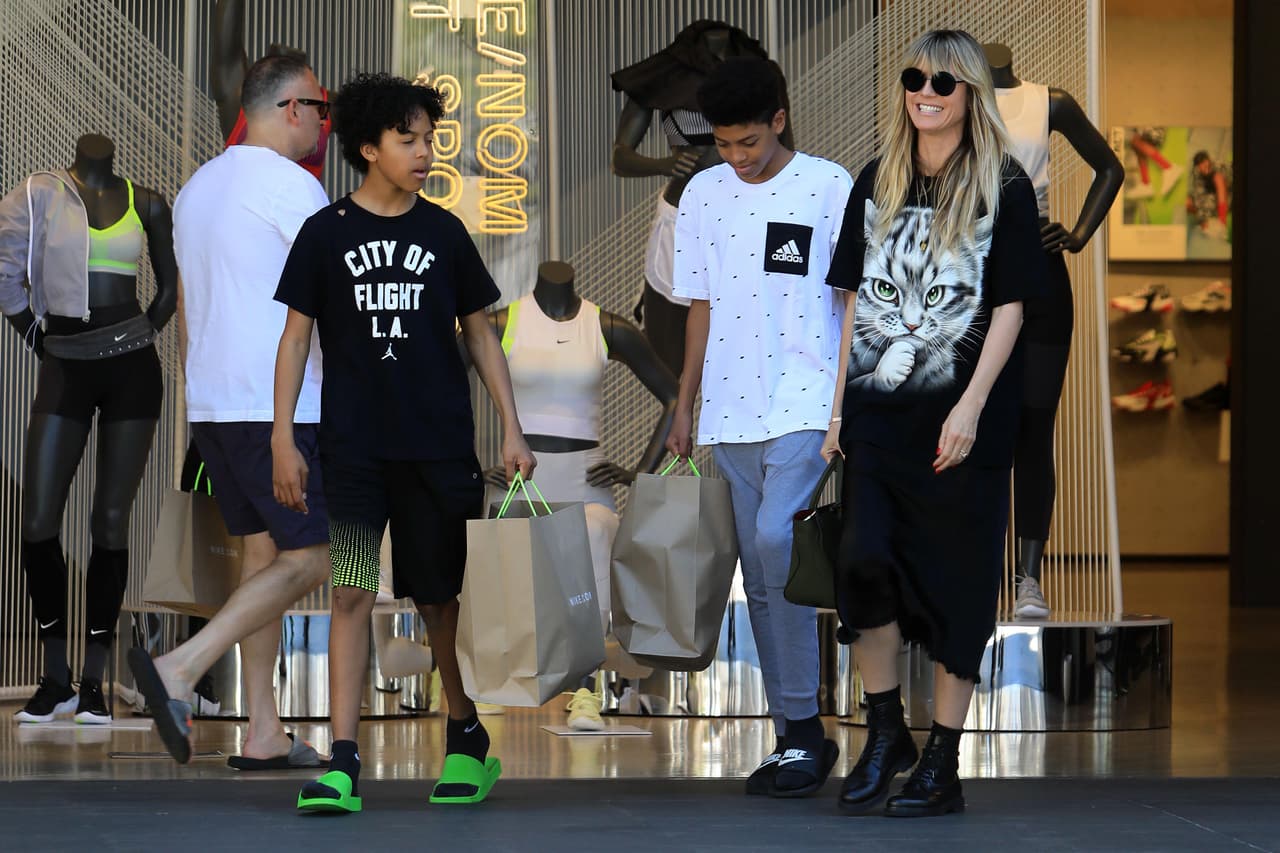 “Si el hecho de ser birracial surge alguna vez en su escuela, entonces 
<b>hablaremos de ello</b>. Ellos conocen los diferentes colores y (por ejemplo) Leni (Helene Boshoven) no es que diga 'oh, son diferentes (los demás niños)'. No creo que sea un gran problema", dijo Klum, en 2009, en una 
<b><a href="https://people.com/parents/heidi-klum-dishes-on-her-fourth-pregnancy-family-life/" target="_blank">entrevista a People</a></b>.