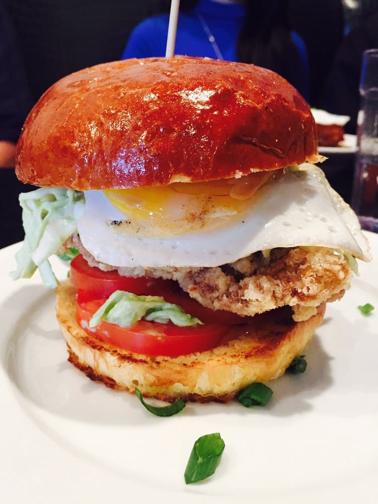 El puesto 55 es para
<b>310 Eatery, en Albany, </b>cuya especialidad son las burguesas, con la novedad que en este lugar fusionan el sazón de la cocina asiática con los tradicionales sabores americanos.