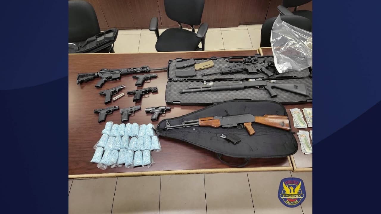 De acuerdo con la policía de Phoenix, la parada de tráfico resultó en el arresto de dos hombres y el decomiso de aproximadamente $325,000, casi 22,000 pastillas de fentanilo y varias armas de fuego.