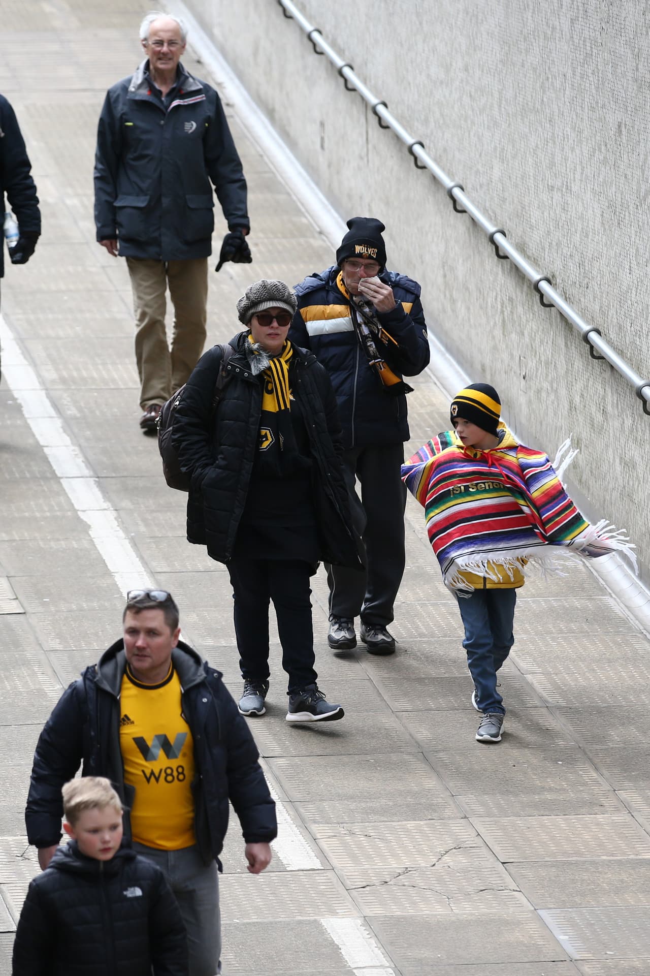 Después de la visita de Sin Cara a Raúl Jiménez, este viernes, los fanáticos de los Wolves llegaron al Molineux este sábado con máscaras del luchador y prendas típicas mexicanas que montaron un colorido ambiente para enfrentar al Fulham en la Premier League.