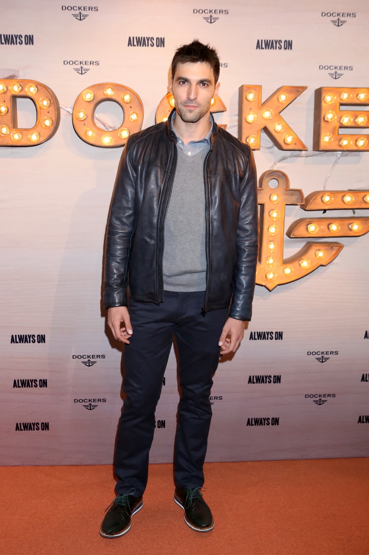 Osvaldo de León habló por primera vez de su decisión de mantener en secreto el embarazo de su prometida, la actriz Victoria Camacho.