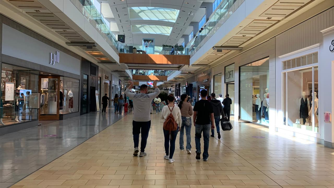 Sin embargo solo minutos después de estos mensajes, este era el ambiente que se vivía en el centro comercial más grande de Texas. 
<br>
<br>