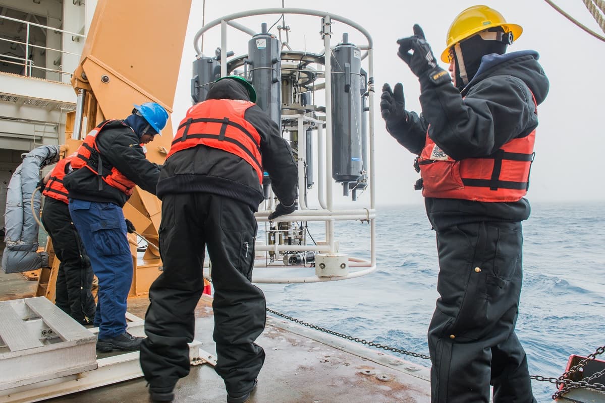 El aumento del transporte marítimo puede tener graves consecuencias ambientales, ya que gran parte del medio marino del Ártico es un área relativamente prístina, pero altamente vulnerable a las perturbaciones. 
<br>