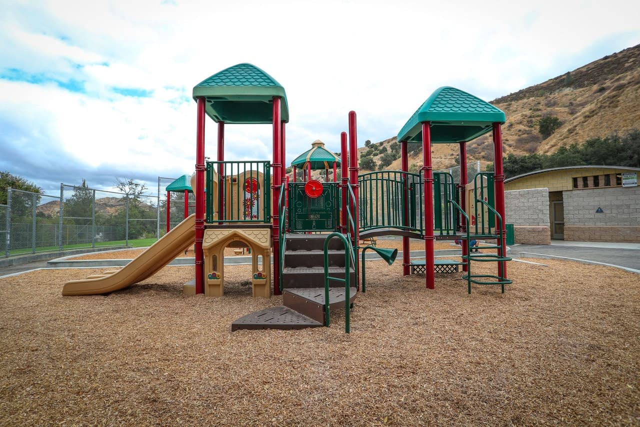 <h2 class="cms-H2-H2">Sábado 3 de diciembre</h2>
<br>
<br>
<b>Val Verde Park</b> – 30300 W. Arlington Rd., Val Verde – (661) 257-4014
<br>❄️Evento de 12-4 PM (Mega Snow)
<br>
<br>
<b>George Lane Park</b> – 5520 W Ave L-8, Quartz Hill
<br>❄️Evento de 4 a 8 PM
<br>
<br>
<b>Belvedere Community Regional Park</b> - 4914 E. Cesar Chavez Ave., Los Angeles
<br>❄️Evento de 4 a 8 PM (Mega Snow)
<br>