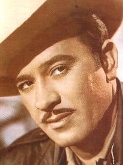 Inició como extra en las películas, pero fue hasta 1943 cuando debutó como actor principal en "La feria de las flores".