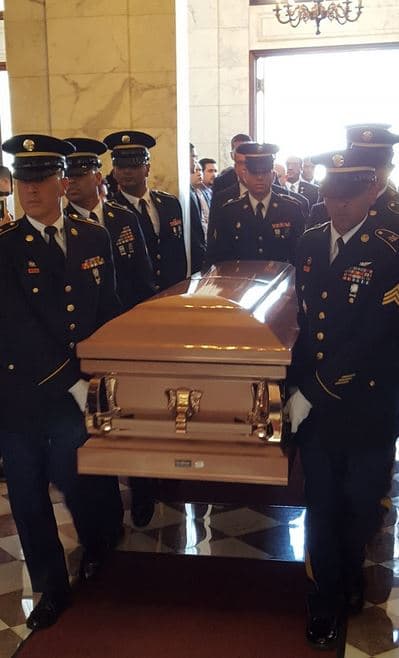 Los restos del representante Carlos Vargas Ferre, fallecido en un accidente automovilístico, llegaron al Capitolio y fueron recibidos por el gobernador Alejandro García Padilla, legisladores, alcaldes y seres queridos.