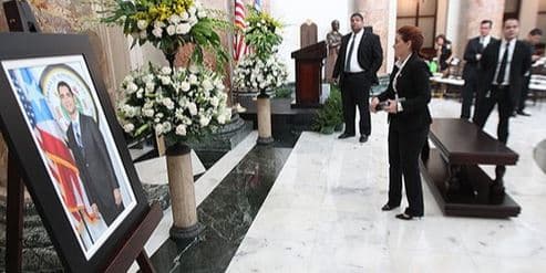 Los restos del representante Carlos Vargas Ferre, fallecido en un accidente automovilístico, llegaron al Capitolio y fueron recibidos por el gobernador Alejandro García Padilla, legisladores, alcaldes y seres queridos.