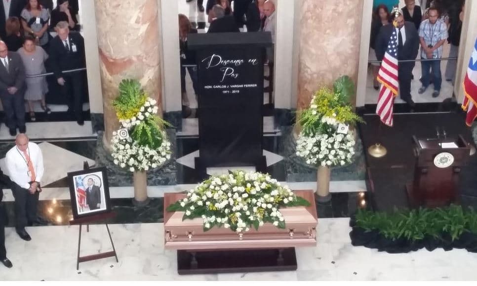 Los restos del representante Carlos Vargas Ferre, fallecido en un accidente automovilístico, llegaron al Capitolio y fueron recibidos por el gobernador Alejandro García Padilla, legisladores, alcaldes y seres queridos.