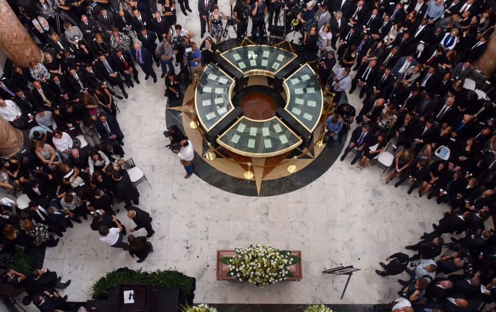 Los restos del representante Carlos Vargas Ferre, fallecido en un accidente automovilístico, llegaron al Capitolio y fueron recibidos por el gobernador Alejandro García Padilla, legisladores, alcaldes y seres queridos.