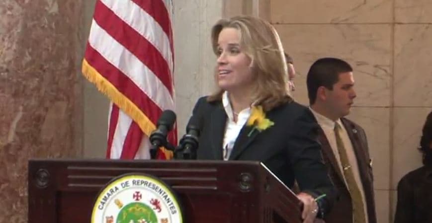 Los restos del representante Carlos Vargas Ferre, fallecido en un accidente automovilístico, llegaron al Capitolio y fueron recibidos por el gobernador Alejandro García Padilla, legisladores, alcaldes y seres queridos.