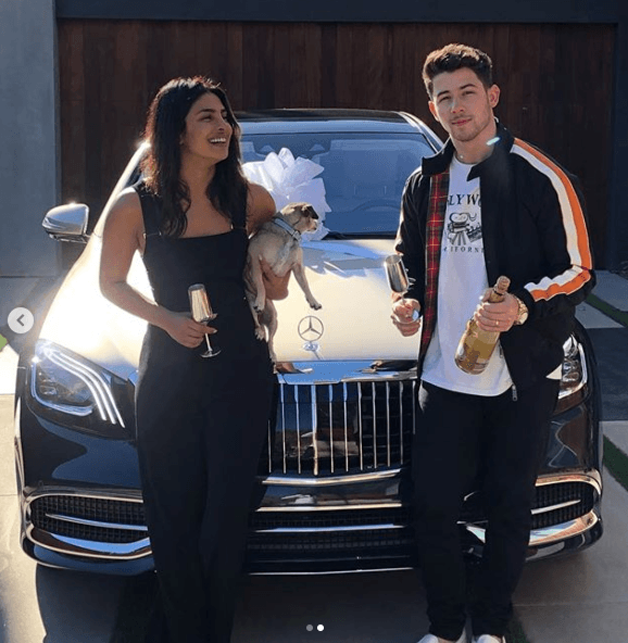 Nick Jonas llegó hasta la casa que comparte con Priyanka Chopra en Los Ángeles, California, con 
<b>un lujoso auto Mercedes-Maybach</b>.
