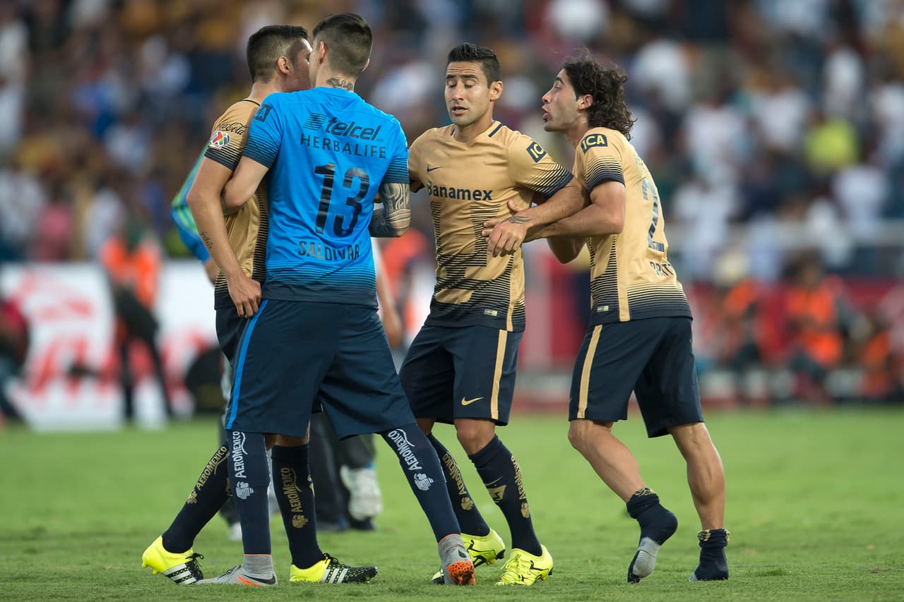 Matías Britos y David Cabrera se encaran tras la derrota ante Puebla